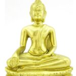 Sitzender, goldener Buddha im Dhyana Mudra