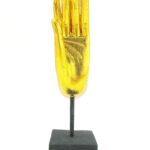 Eine goldene linke M Hand Buddha´s aus Echtholz - Sockel