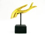 Eine goldene linke M Hand Buddha´s aus Echtholz - Sockel