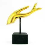 Eine goldene linke M Hand Buddha´s aus Echtholz - Sockel