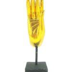 Eine goldene rechte M Hand Buddha´s aus Echtholz - Sockel