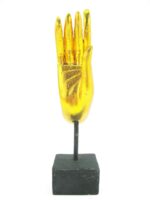 Eine goldene rechte M Hand Buddha´s aus Echtholz - Sockel