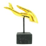 Eine goldene rechte M Hand Buddha´s aus Echtholz - Sockel