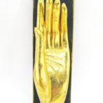 Eine goldene linke XL Hand Buddha´s aus Echtholz