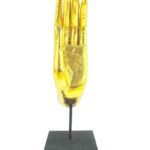 Eine goldene linke XL Hand Buddha´s aus Echtholz - Sockel