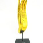 Eine goldene linke XXL Hand Buddha´s aus Echtholz - Sockel