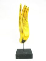 Eine goldene linke XXL Hand Buddha´s aus Echtholz - Sockel