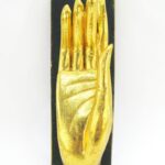 Eine goldene rechte XL Hand Buddha´s aus Echtholz