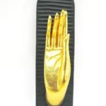 Eine goldene rechte XXL Hand Buddha´s aus Echtholz